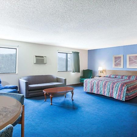 Super 8 By Wyndham Hot Springs Hotell Exteriör bild