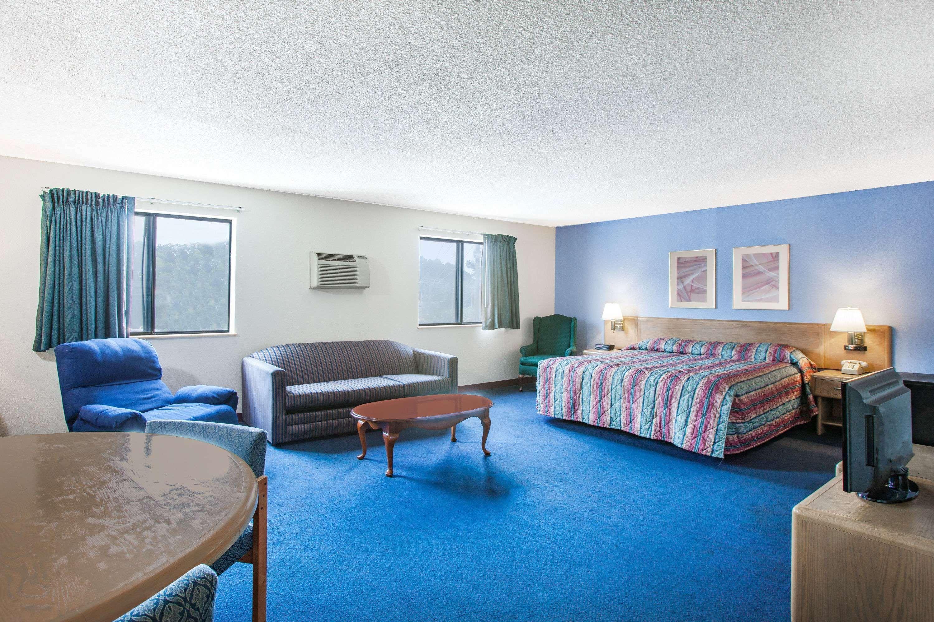 Super 8 By Wyndham Hot Springs Hotell Exteriör bild