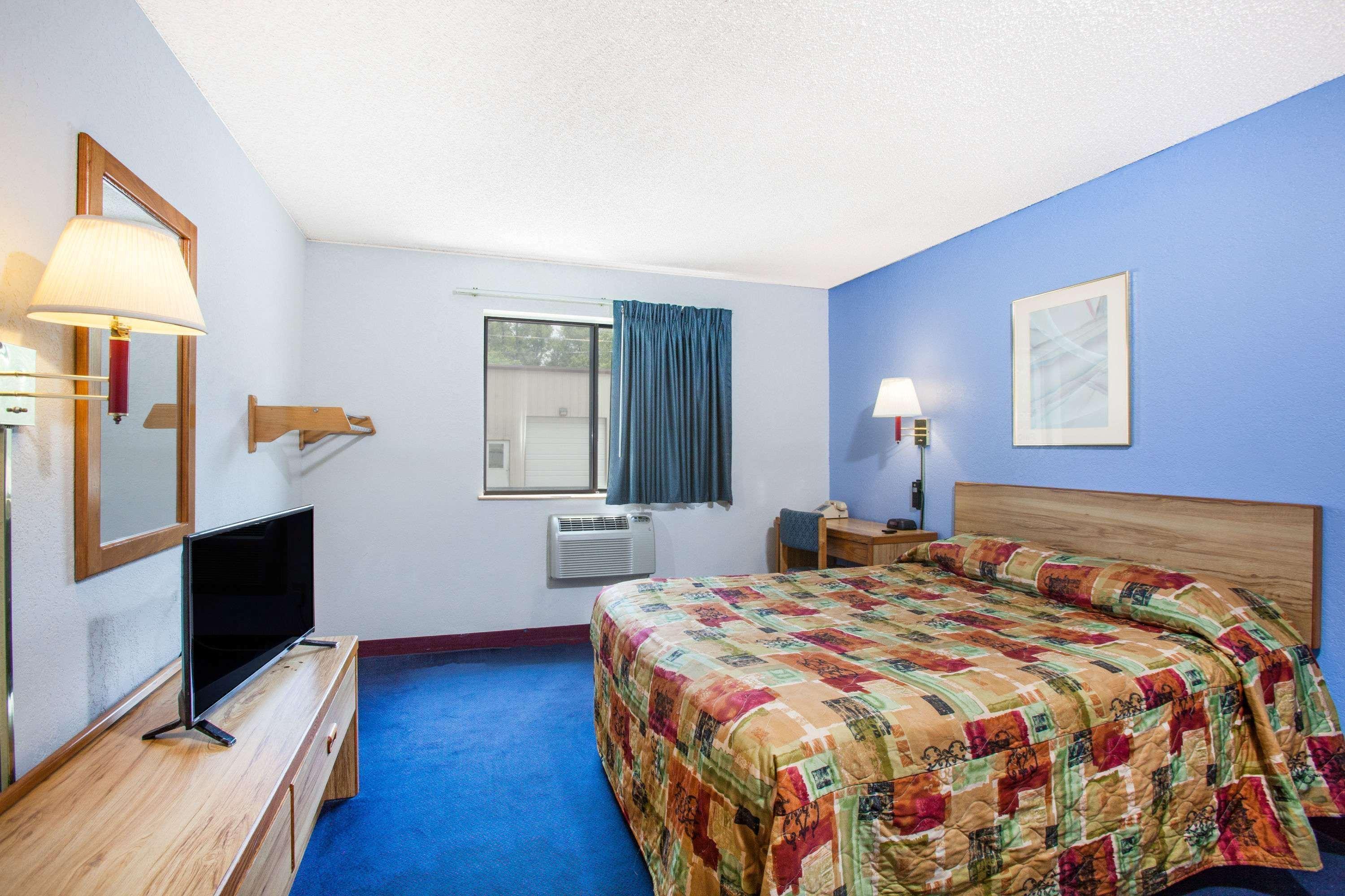 Super 8 By Wyndham Hot Springs Hotell Exteriör bild