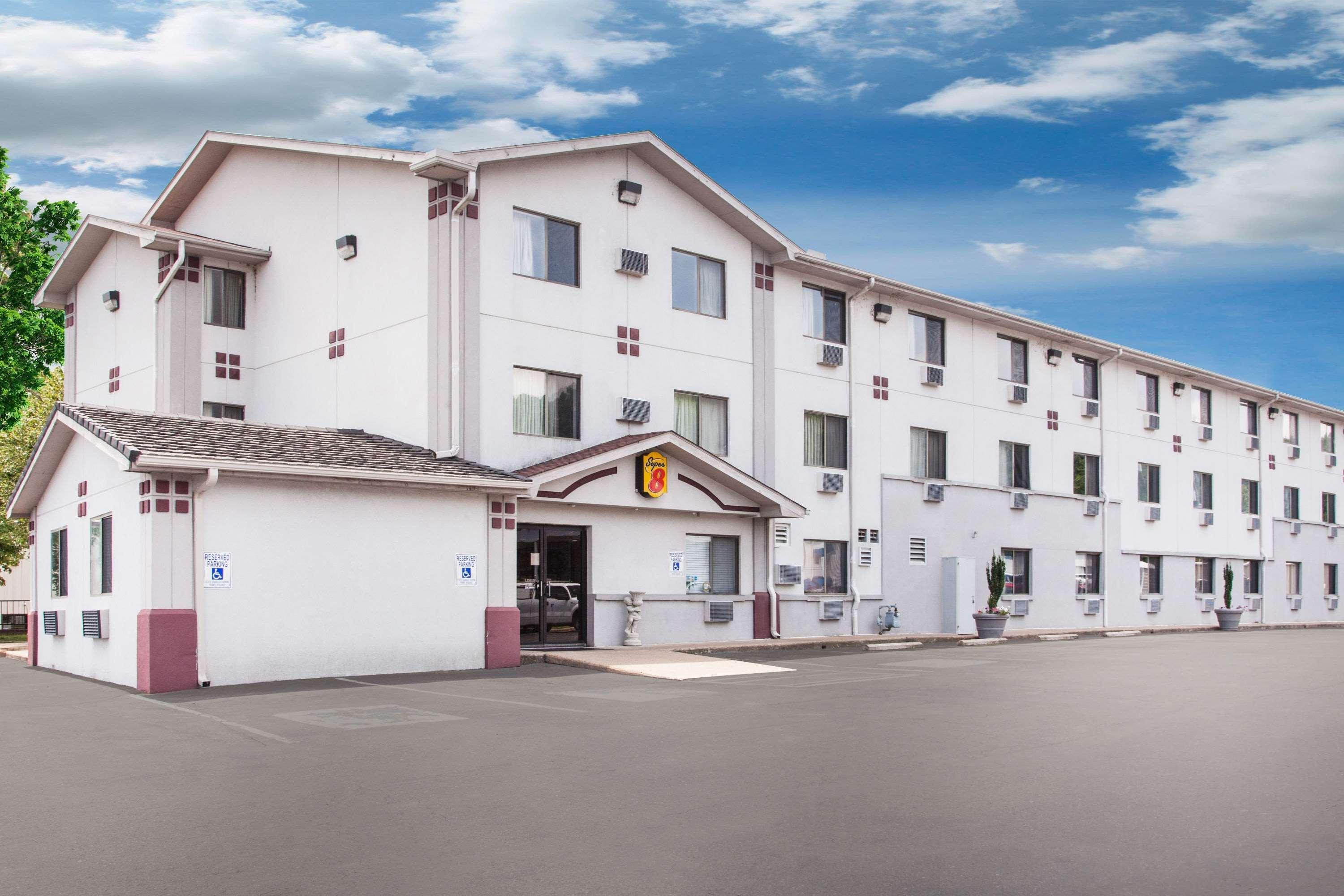 Super 8 By Wyndham Hot Springs Hotell Exteriör bild