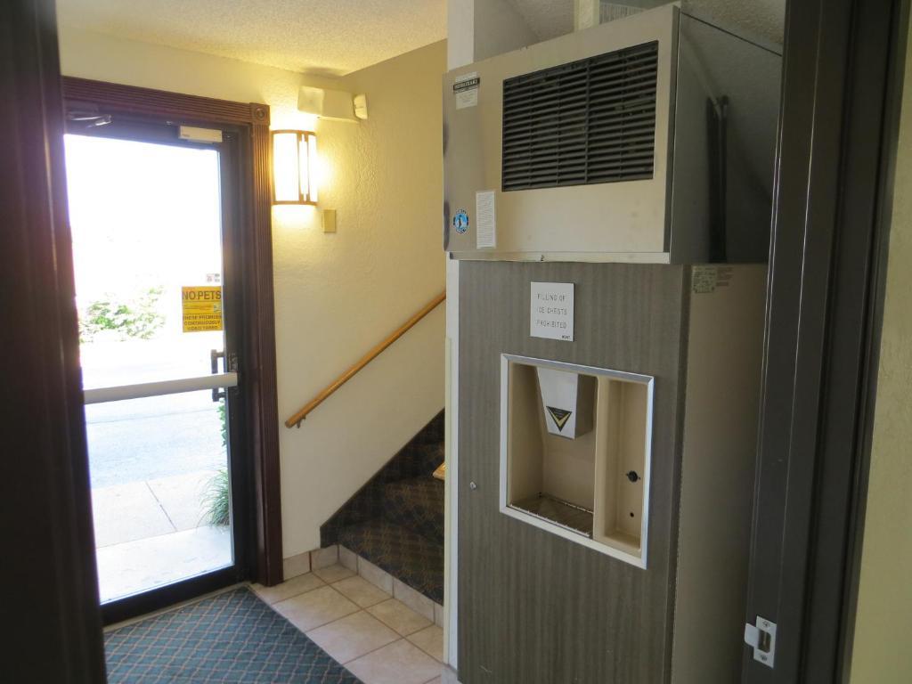Super 8 By Wyndham Hot Springs Hotell Exteriör bild
