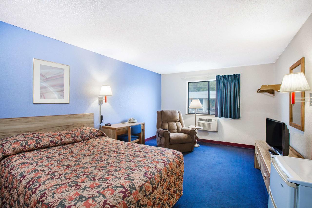 Super 8 By Wyndham Hot Springs Hotell Exteriör bild